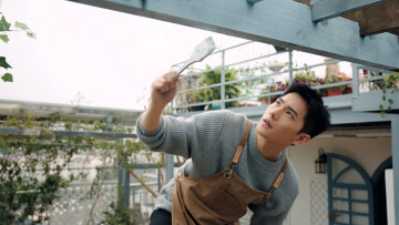 Картинка кино+фильмы fireworks+of+my+heart парень кисточка свитер фартук дом