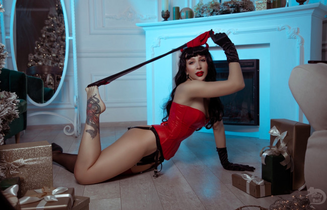 Обои картинки фото девушки, ольга кожевникова , lady bell, образ, косплей, наряд, костюм, чулки, тату, камин, подарки, новый, год