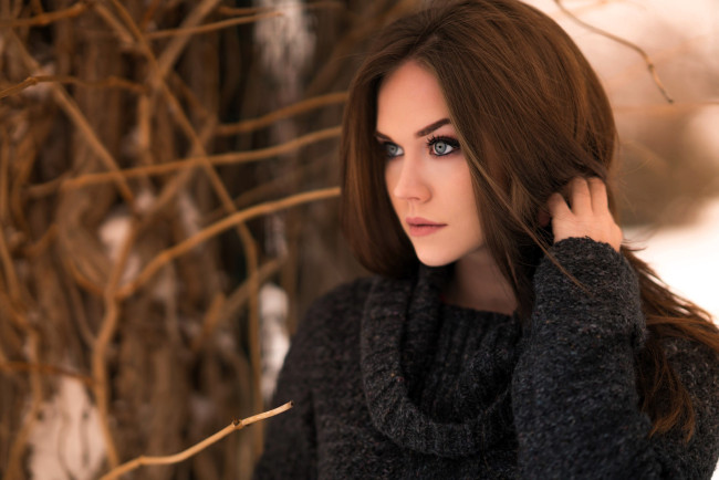 Обои картинки фото девушки, - лица,  портреты, лицо, шатенка, свитер, кусты, снег