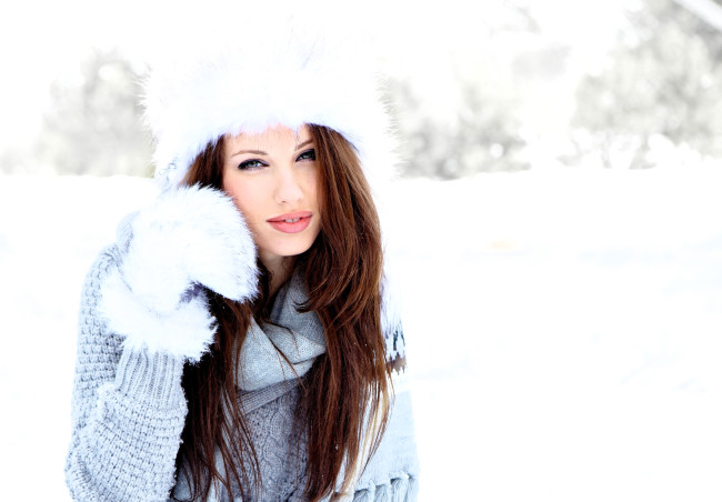 Обои картинки фото девушки, izabela magier, шатенка, шапка, варежки, снег, зима, свитер