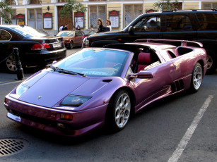 Картинка автомобили выставки уличные фото