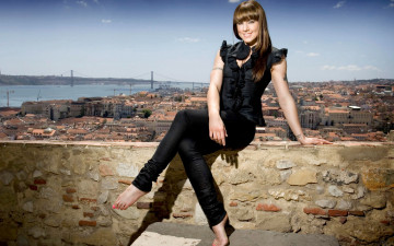 Картинка музыка melanie chisholm девушка река город стена