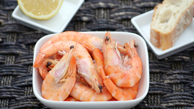 Обои картинки фото еда, рыба, морепродукты, суши, роллы, креветки, лимон, хлеб