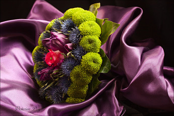 Картинка цветы букеты композиции атлас хризантемы розы