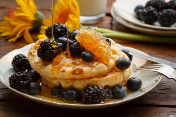 Картинка еда пирожные +кексы +печенье вафли мед ягоды