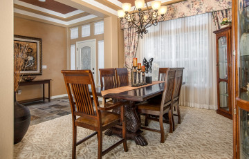 Картинка интерьер спальня стол стулья