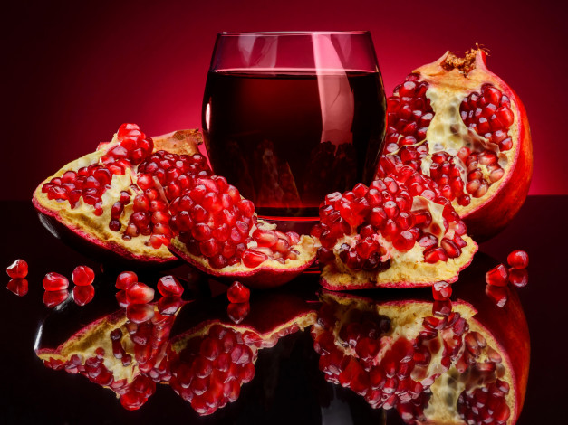 Обои картинки фото еда, напитки,  сок, стакан, сок, гранат