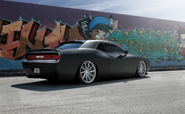 Обои картинки фото dodge challenger srt8, автомобили, dodge, challenger, srt8, чёрный, граффити, стена