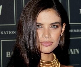 Картинка девушки sara+sampaio ожерелье серьги взгляд лицо модель сара сампайо