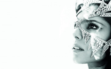 обоя музыка, cheryl cole, взгляд, маска, украшение, лицо, черно-белая, шерил, коул