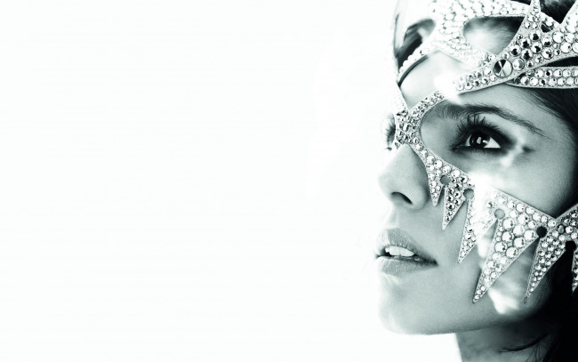 Обои картинки фото музыка, cheryl cole, взгляд, маска, украшение, лицо, черно-белая, шерил, коул