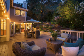 Картинка интерьер веранды +террасы +балконы вечер дом кресла столик терраса ротанг