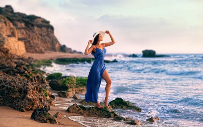 Обои картинки фото девушки, -unsort , брюнетки,  шатенки, брюнетка, платье, шляпа, берег, море, камни, скалы