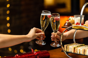 Картинка разное руки +ноги пирожные бокалы шампанское