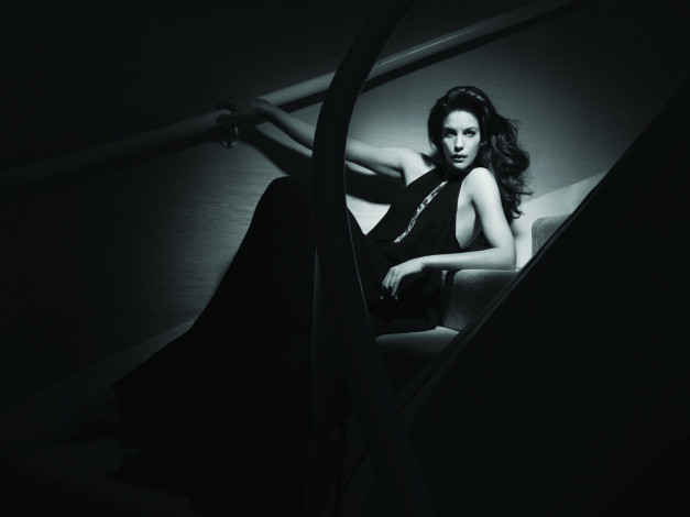 Обои картинки фото девушки, liv tyler, актриса, платье, лестница