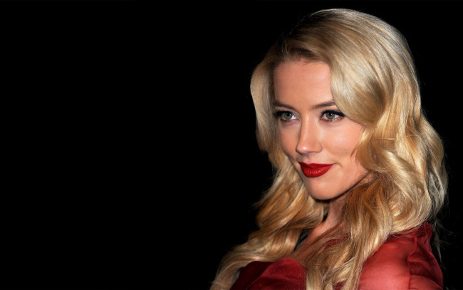 Обои картинки фото amber heard, девушки, amber, heard, актриса, красотка, причёска, макияж, девушка, модель, блондинка, поза, стройная, сексуальная, флирт