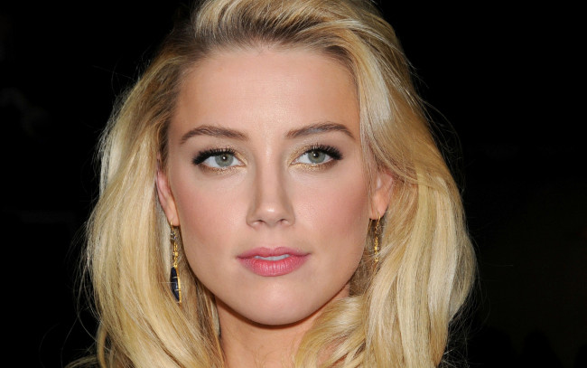 Обои картинки фото amber heard, девушки, amber, heard, актриса, красотка, причёска, макияж, девушка, модель, блондинка, поза, стройная, сексуальная, флирт