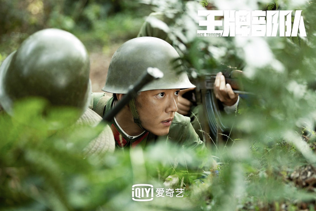 Обои картинки фото кино фильмы, ace troops, гу, вэй, лицо, каска