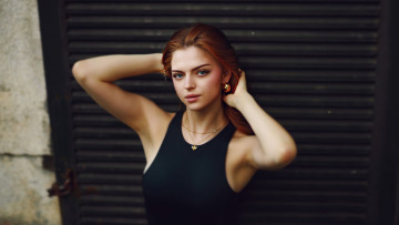 Картинка девушки -+рыжеволосые+и+разноцветные дверь рыжая макияж серьги черная майка смотрит на зрителя