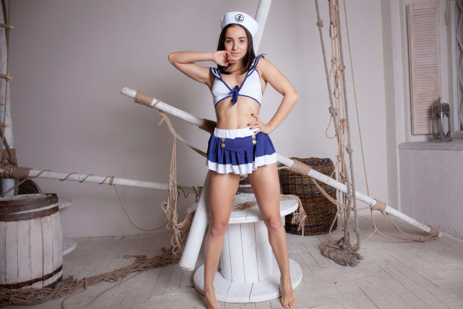 Обои картинки фото девушки, - брюнетки,  шатенки, брюнетка, берет, юбка, мини