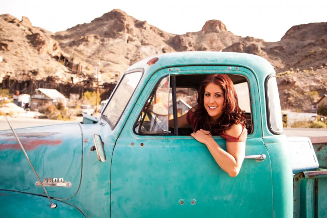 Обои картинки фото девушки, - брюнетки,  шатенки, грузовик, кабина, шатенка, улыбка