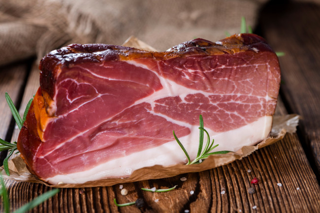 Обои картинки фото еда, колбасные изделия, розмарин, мясо, копченое