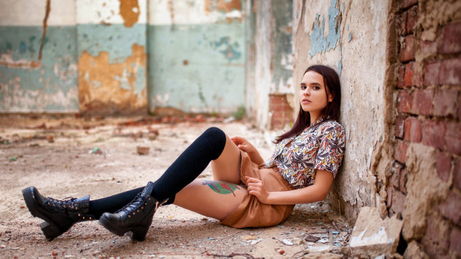 Обои картинки фото девушки, - брюнетки,  шатенки, брюнетка, поза, юбка, тату