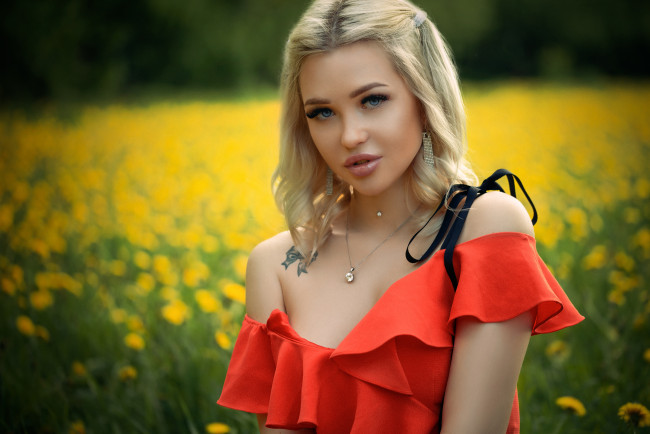 Обои картинки фото девушка - girl, девушки, - лица,  портреты, девушка, женщина, блондинка, светловолосая, сексуальная, модель, звезда, позирует, разная, обувь, верхняя, стильная, одежда, нижнее, эротическое, бельё, трусы, лифчик, колготки, чулки, аксессуары, макияж, и, множество, элементов, на, фотографии