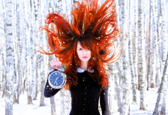 Картинка девушки -+рыжеволосые+и+разноцветные рыжая платье будильник снег лес