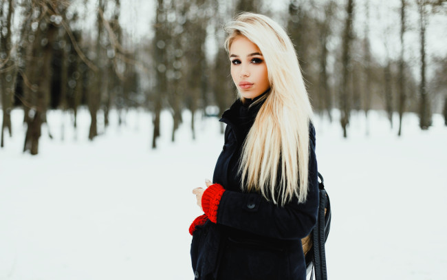 Обои картинки фото девушки, - блондинки,  светловолосые, блондинка, пальто, рюкзак, снег, лес