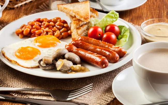 Обои картинки фото еда, яичные блюда, глазунья, фасоль, шампиньоны, сосиски