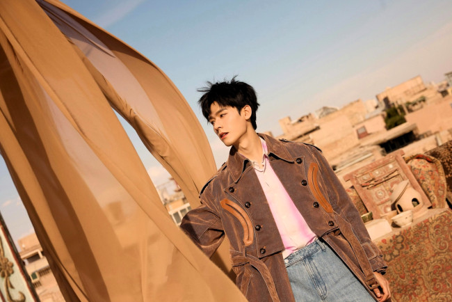 Обои картинки фото мужчины, gong jun | simon gong, актер, пальто, джинсы, ткань, ковры, дома