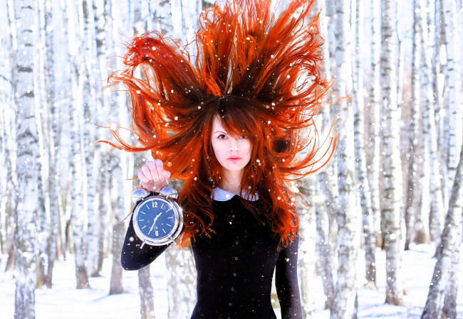 Обои картинки фото девушки, - рыжеволосые и разноцветные, рыжая, платье, будильник, снег, лес