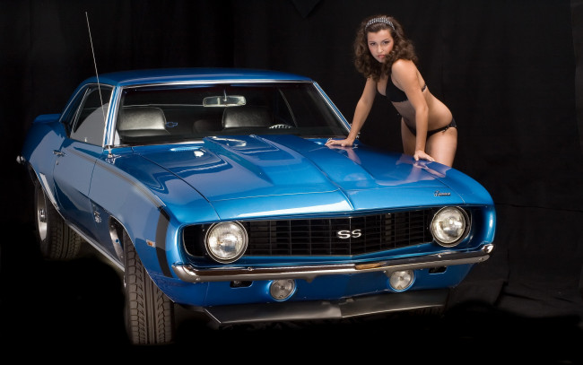 Обои картинки фото автомобили, авто, девушками, chevrolet, camaro, ss