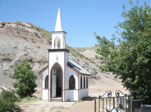 Картинка города католические соборы костелы аббатства горы дерево