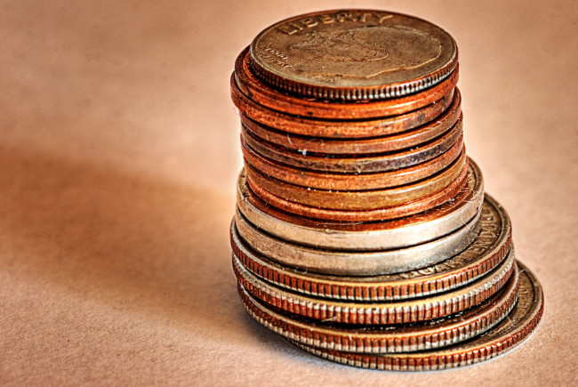 Обои картинки фото разное, золото, купюры, монеты, стопка