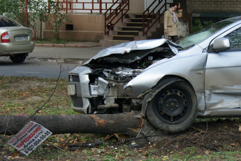 Картинка водитель не воспользовался услугами пути преодоления вот юмор приколы дерево табличка автомобили дом женщина дорога