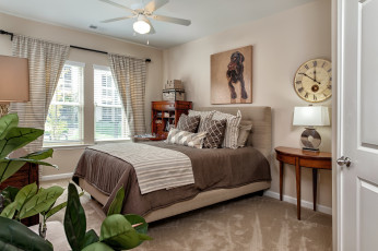 Картинка интерьер спальня кровать подушки картина часы