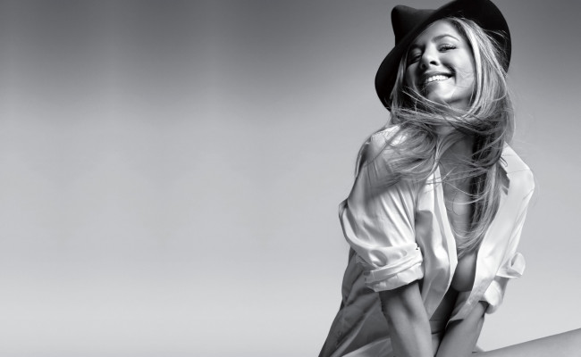 Обои картинки фото Jennifer Aniston, девушки, шляпа, рубашка