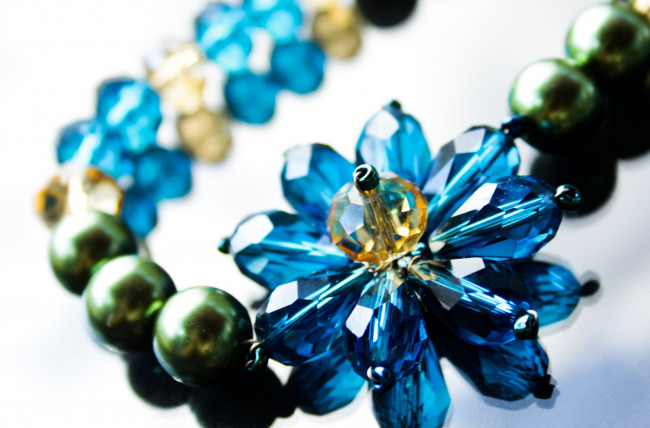 Обои картинки фото разное, украшения, аксессуары, веера, цветок, бусины