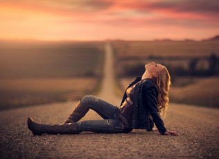 Картинка девушки -unsort+ блондинки девушка поза дорога