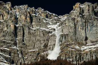 Картинка природа стихия скалы горы лавина лес