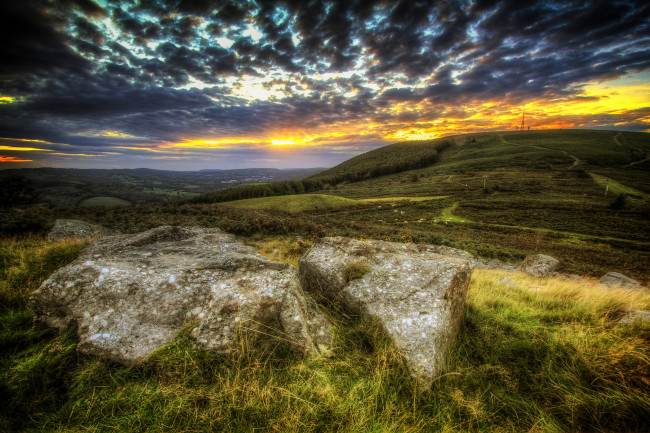 Обои картинки фото природа, пейзажи, холмы, равнина, валуны, трава, тучи
