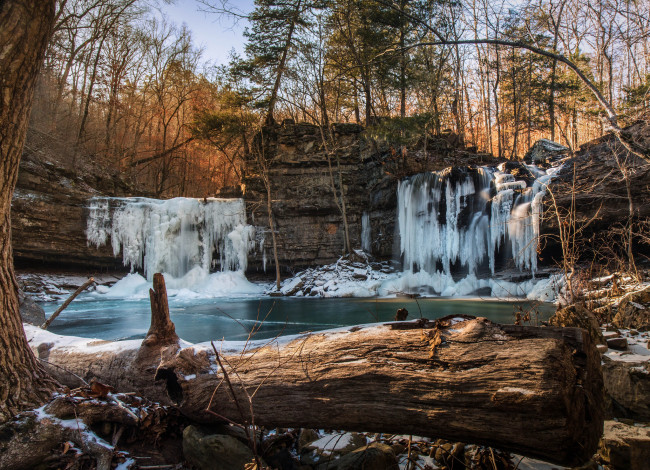 Обои картинки фото природа, зима, река, скалы, лес, бревно, ледопад