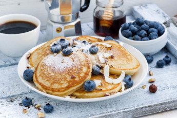 Картинка еда блины +оладьи ягоды панкейк завтрак орехи голубика кофе
