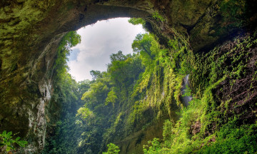 Картинка природа горы небо скалы деревья арка