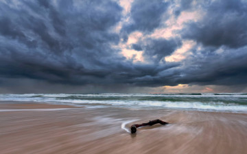 Картинка природа побережье тучи волны закат берег аечер море коряга прибой