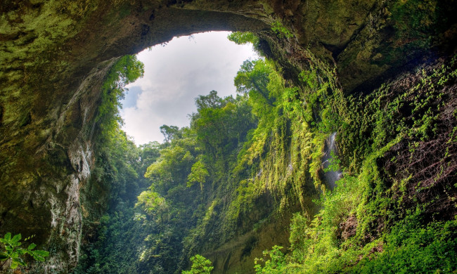 Обои картинки фото природа, горы, небо, скалы, деревья, арка