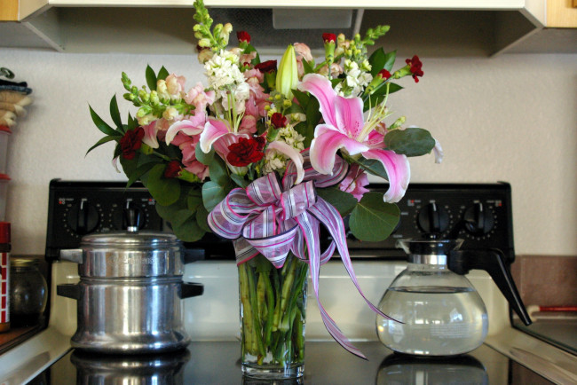 Обои картинки фото цветы, букеты,  композиции, лилии, гвоздики, бант, лента