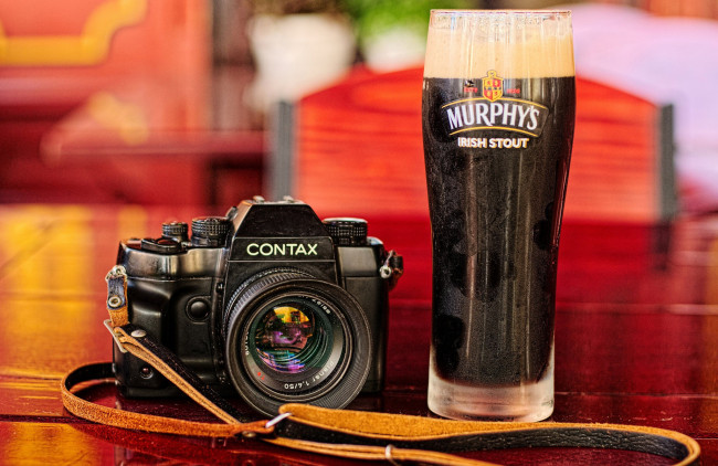 Обои картинки фото бренды, contax, фотокамера, бокал, пива, murphys